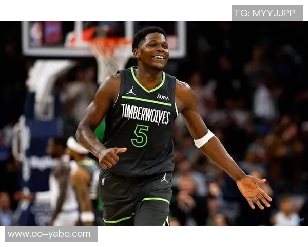 爱德华兹表现稳定半场10投5中贡献12分2篮板罚球命中率待提高 爱德华兹表现稳定半场10投5中贡献12分2篮板罚球命中率待提高